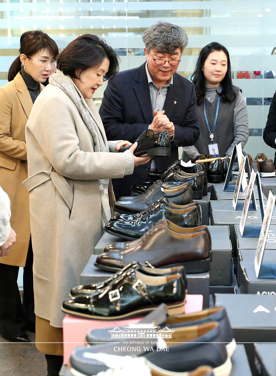 김정숙 여사, 아지오 수제구두 방문