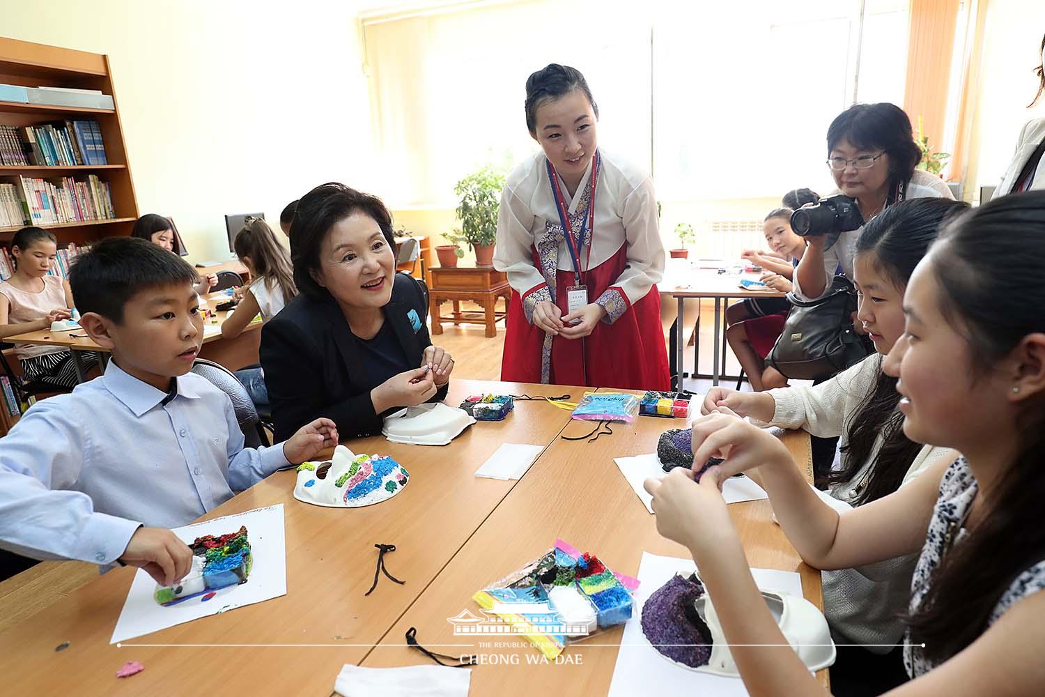 김정숙 여사, 고려인 문화센터 방문