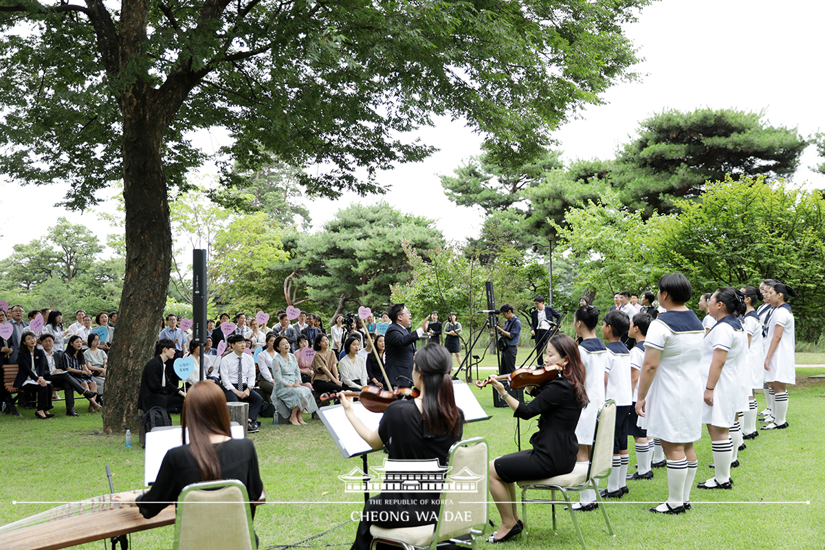 김정숙 여사, 논산파랑새합창단 청와대 합창공연