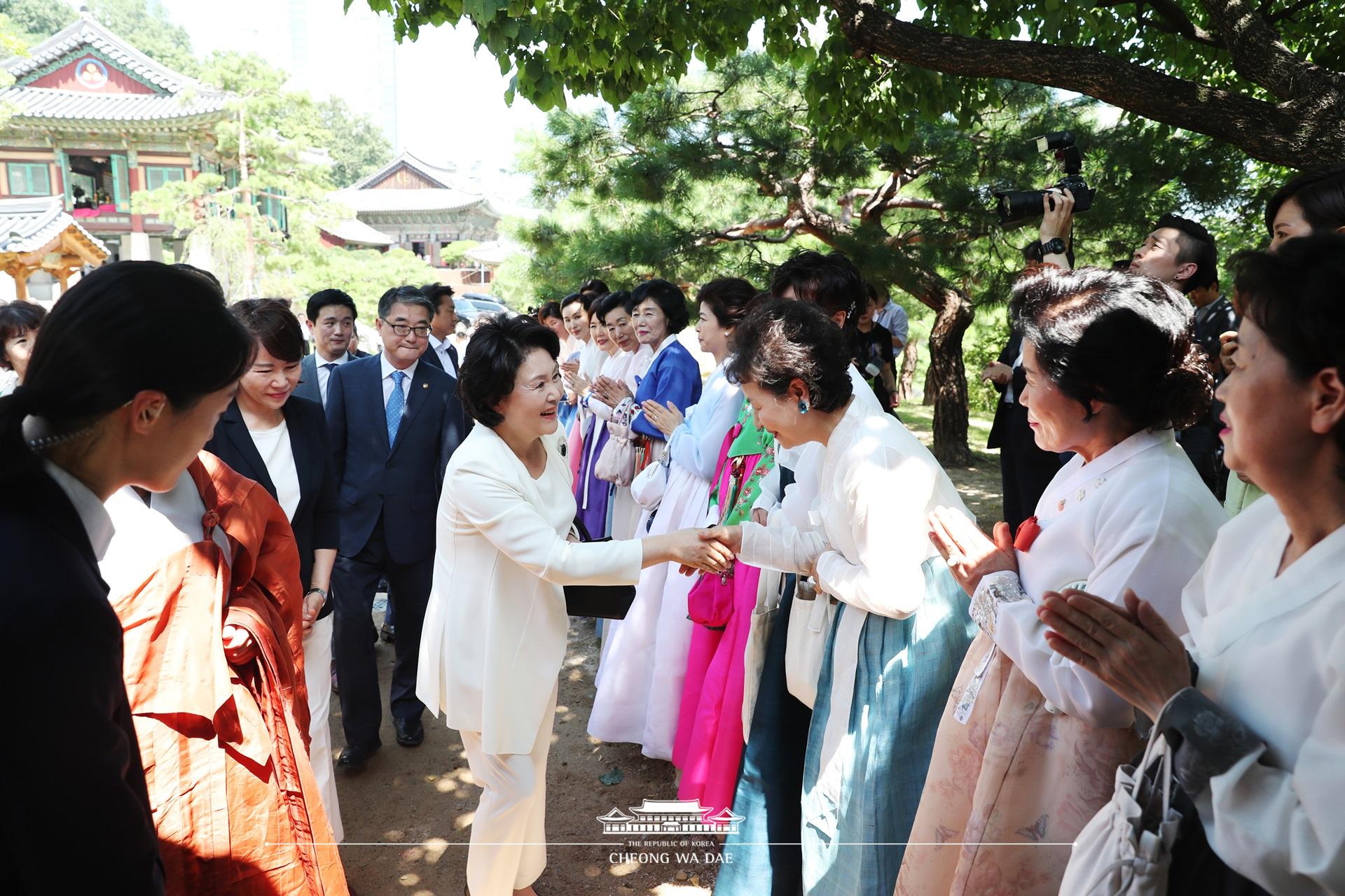 김정숙여사, 봉은사 전통문화 체험관 준공식