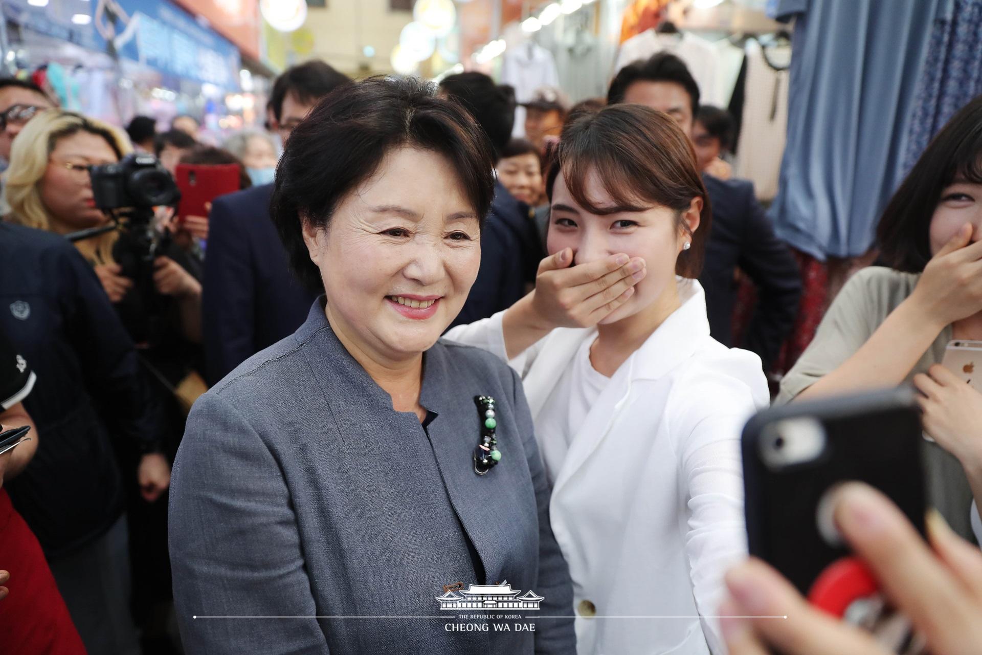 김정숙 여사_진주 중앙시장