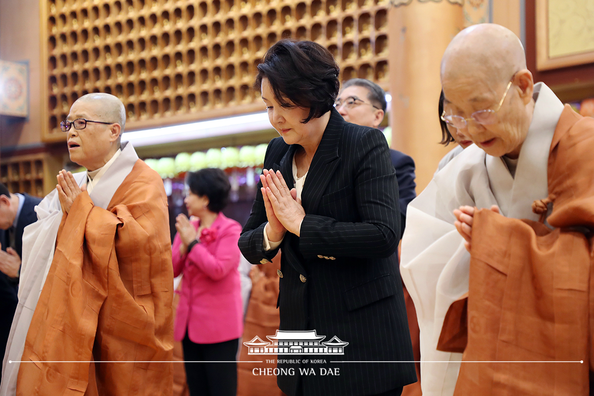 김정숙 여사, 조계종 전국비구니회 50주년 기념행사