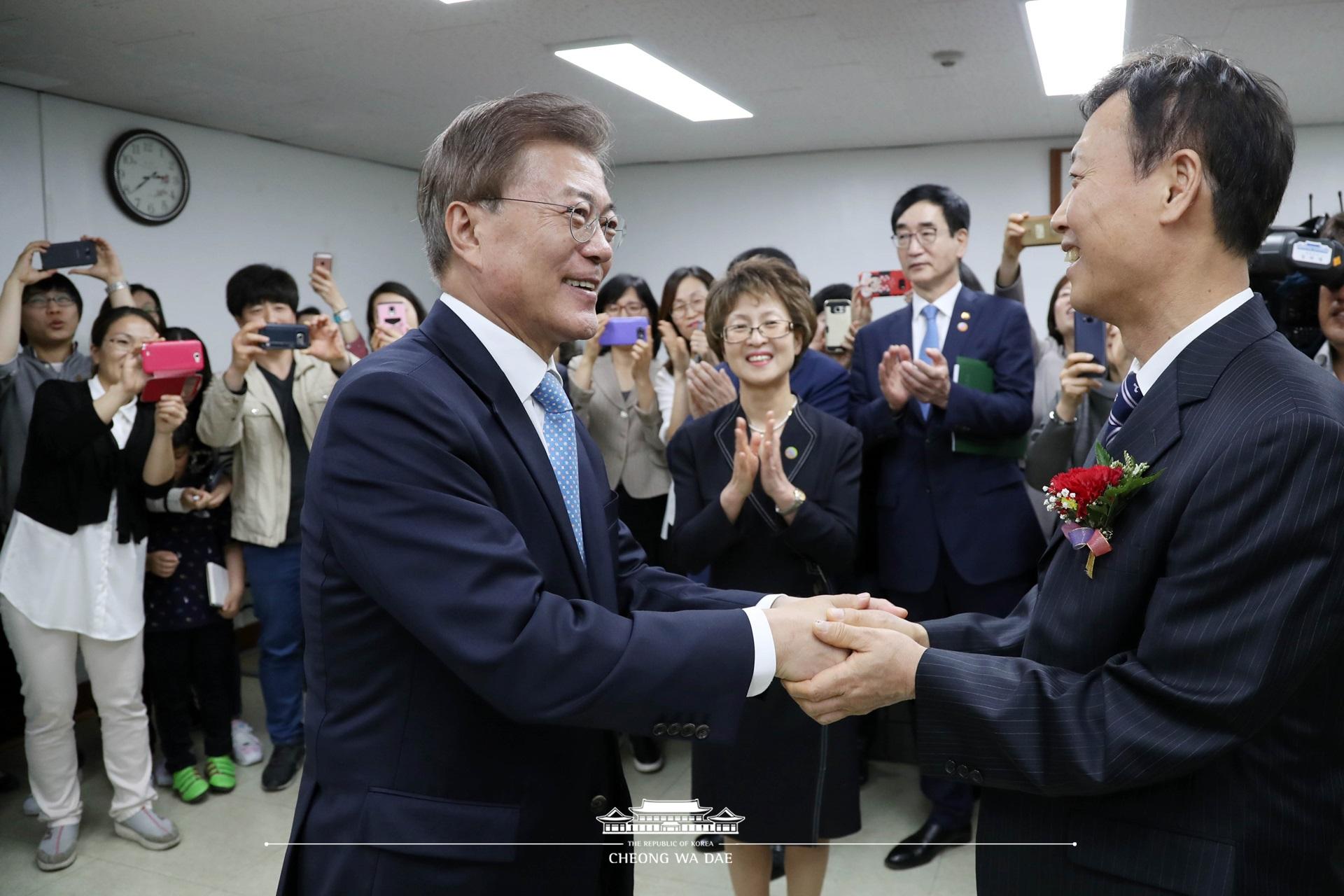 문재인 대통령_미세먼지관련 은정초교방문