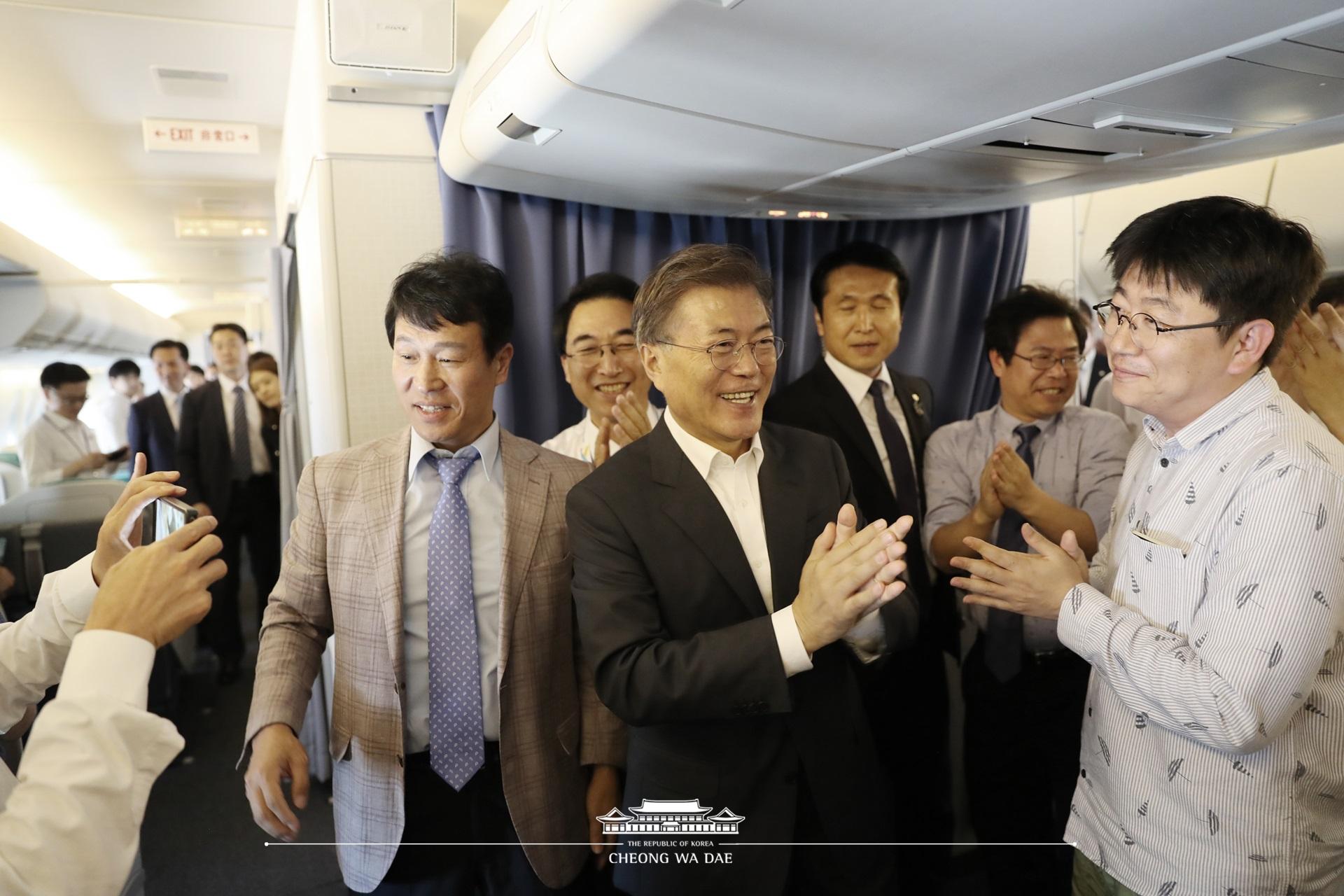 G20_한국 오는 비행기안