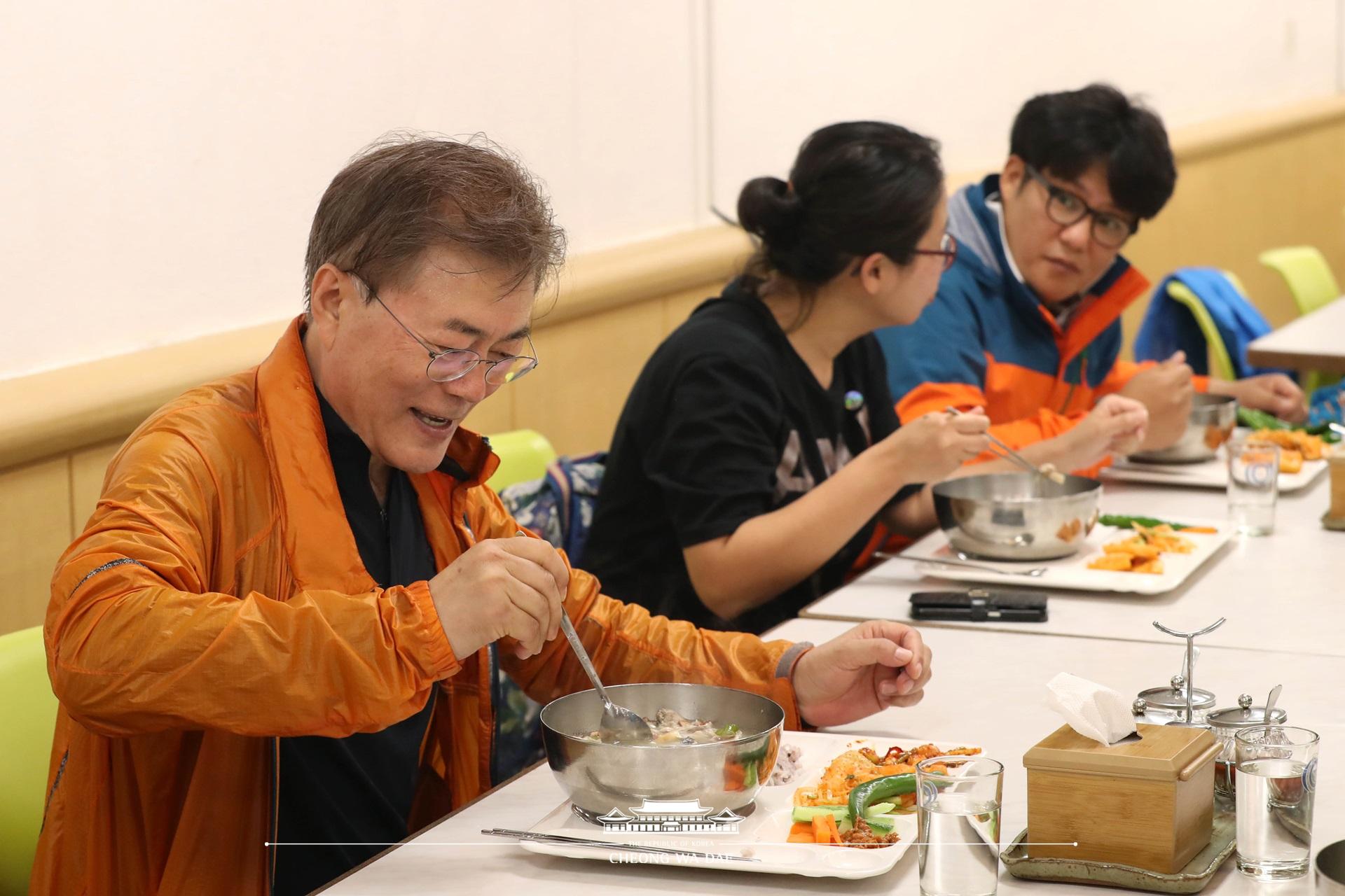 문재인 대통령_선대위마크맨 산행 후 오찬 충정관