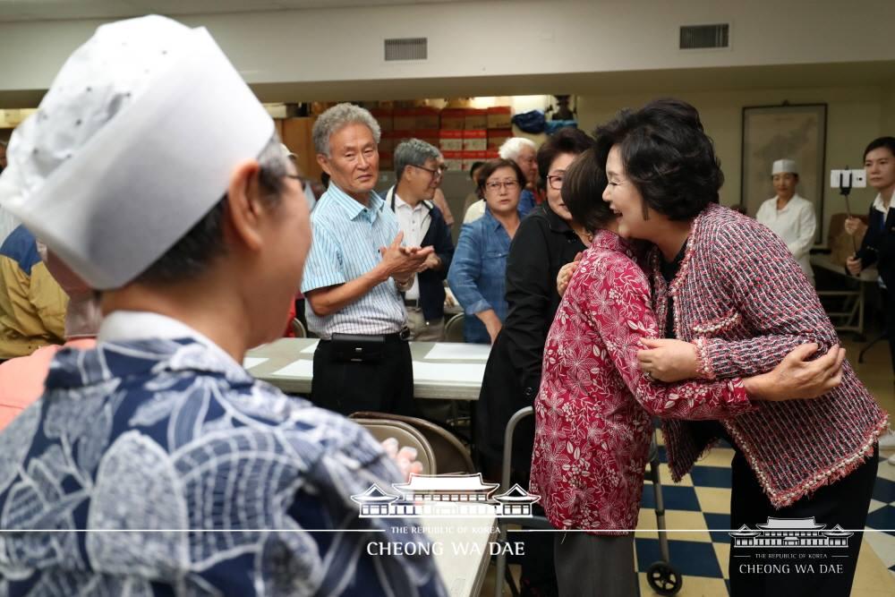 김정숙 여사, 플러싱 한인경로회관 방문