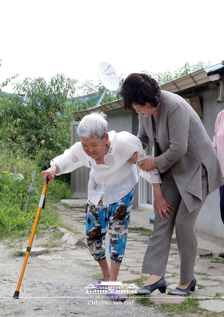 김정숙 여사, 폭염 대비 현장 방문