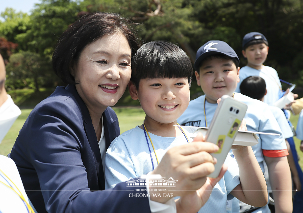 김정숙 여사, 녹지원에서 도서벽지 어린이들과 기념촬영