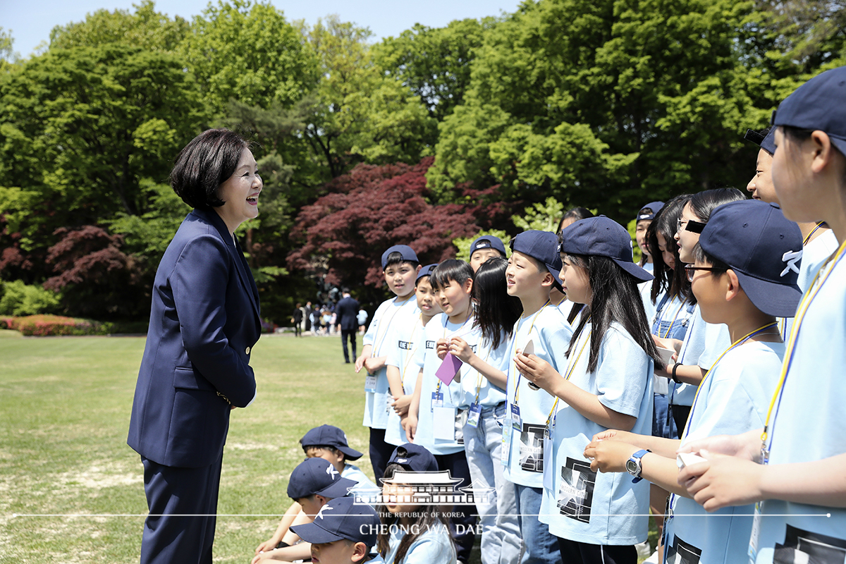 김정숙 여사, 녹지원에서 도서벽지 어린이들과 기념촬영