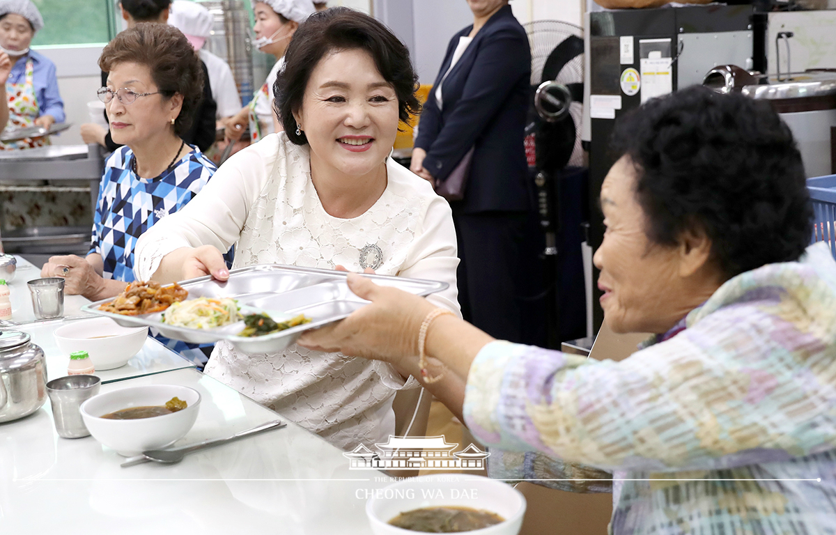 김정숙 여사, 주월동 경로당 방문