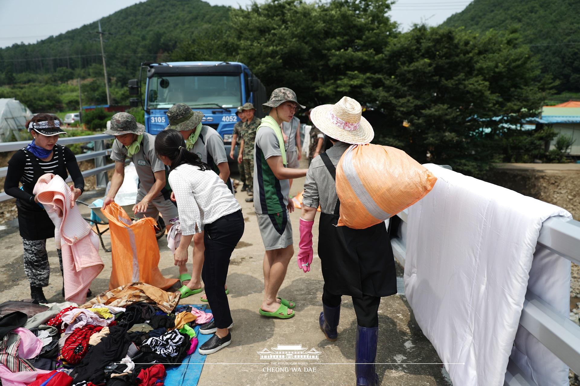 김정숙 여사, 청주 수해 피해지역 봉사