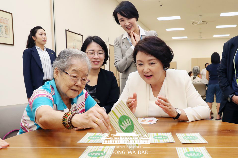 김정숙 여사, ‘퀑 와이 시우’ 요양병원 방문