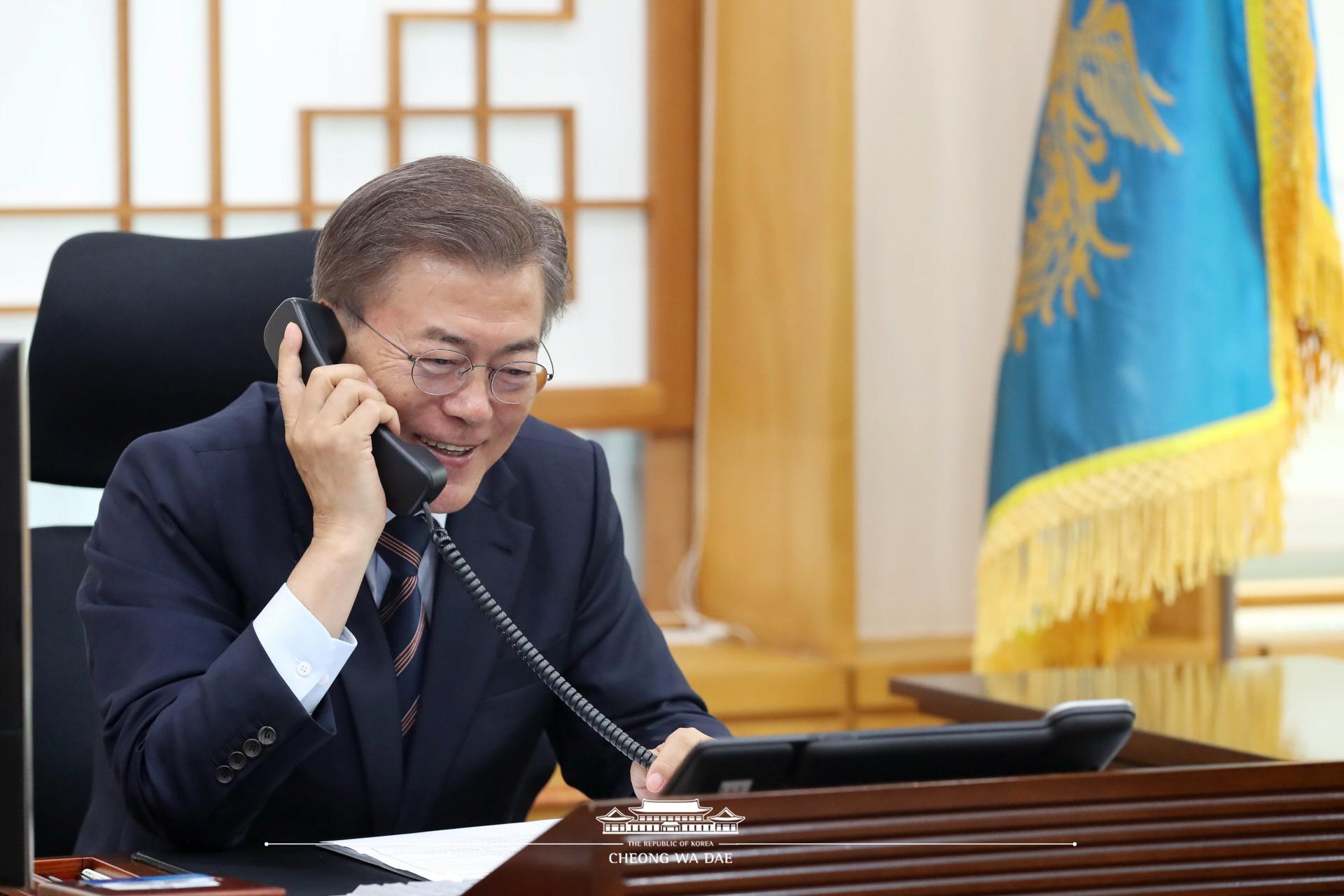 문재인 대통령_집무 및 통화모습