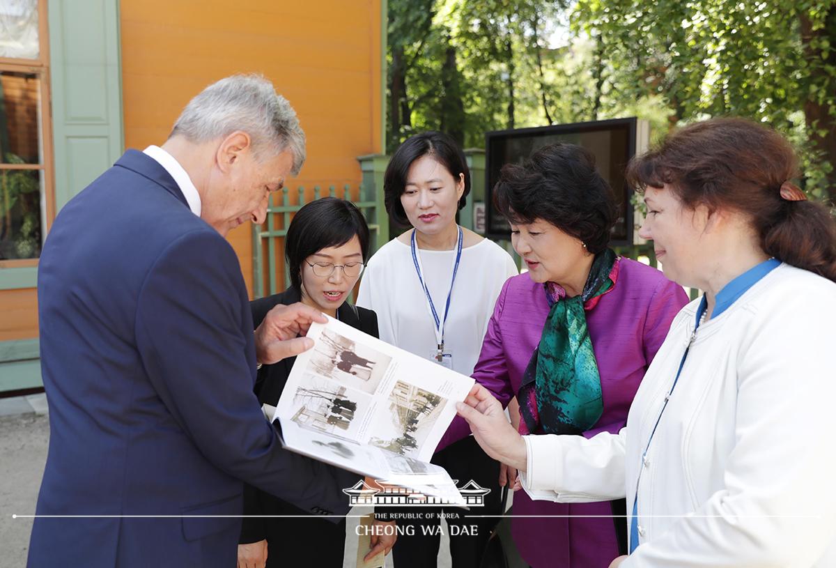 김정숙 여사, 톨스토이의 집박물관 시찰