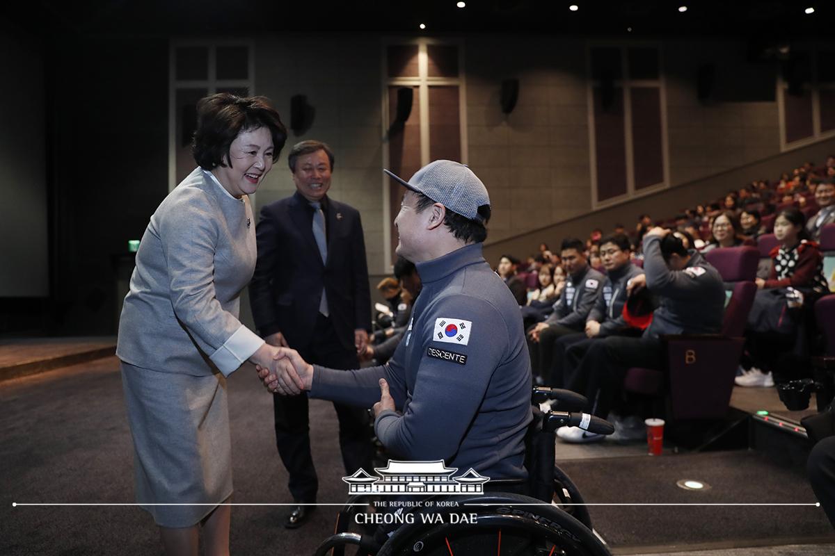 김정숙 여사, 영화 「우리는 썰매를 탄다」 관람