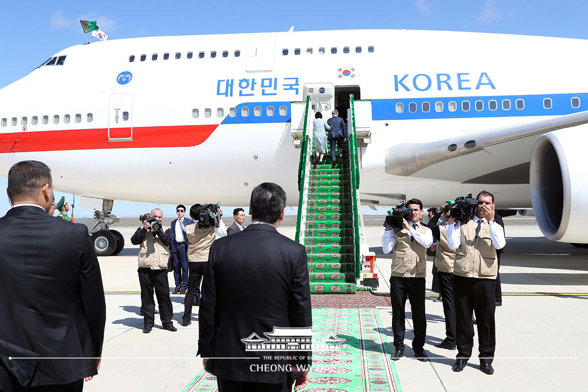 투르크멘바시 공항 출발 행사