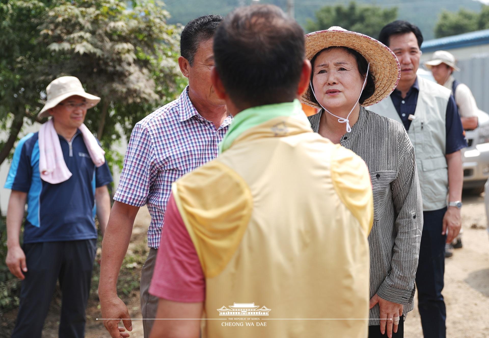 김정숙 여사, 청주 수해 피해지역 봉사