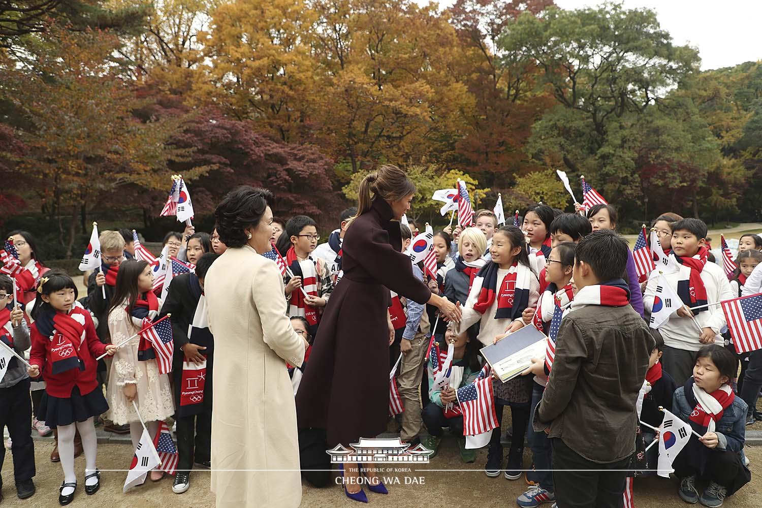 김정숙·멜라니아 여사 환담