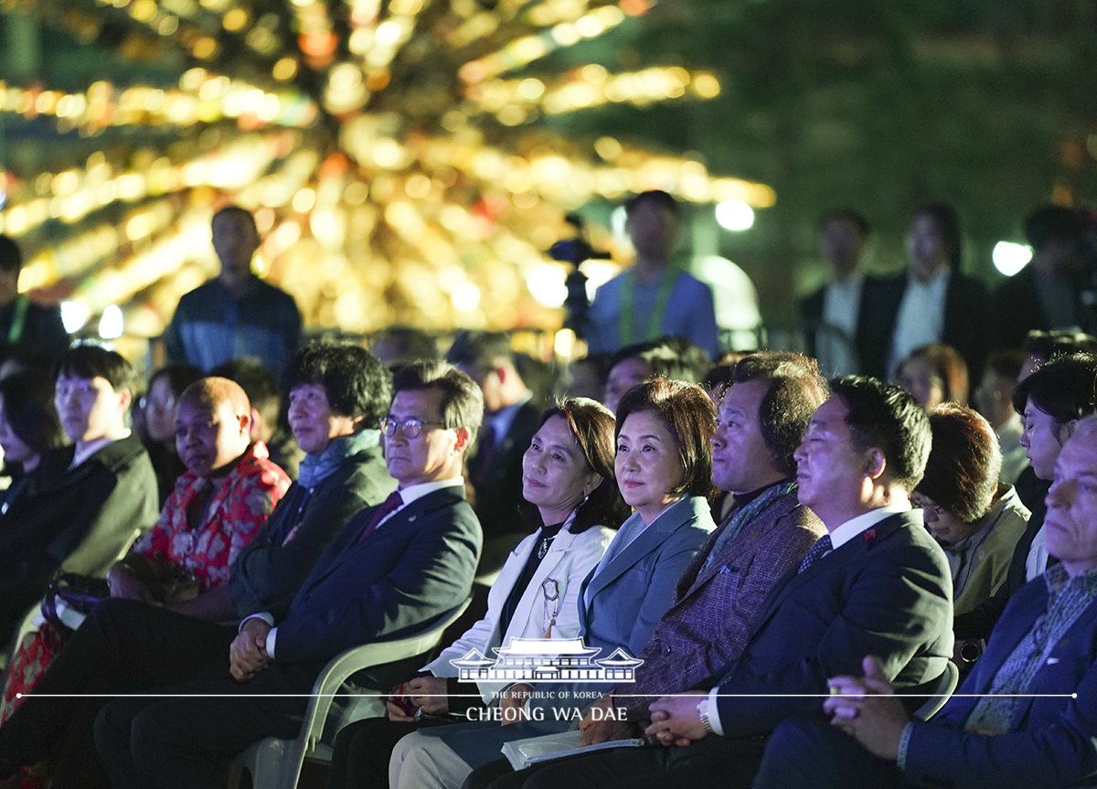 김정숙 여사, ‘청주공예비엔날레’ 전야제 참석