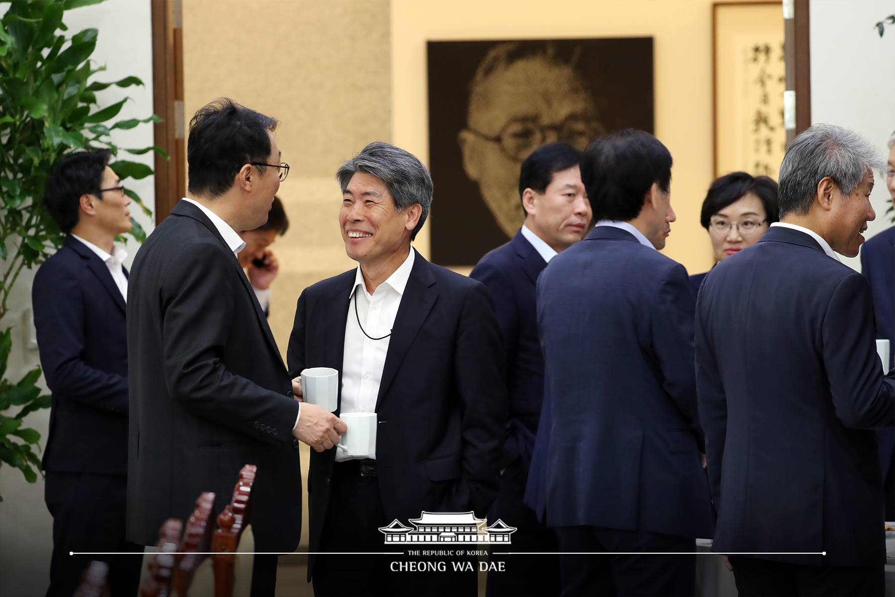 대통령 집무실 앞에 백범 김구 선생의 초상을 걸었습니다