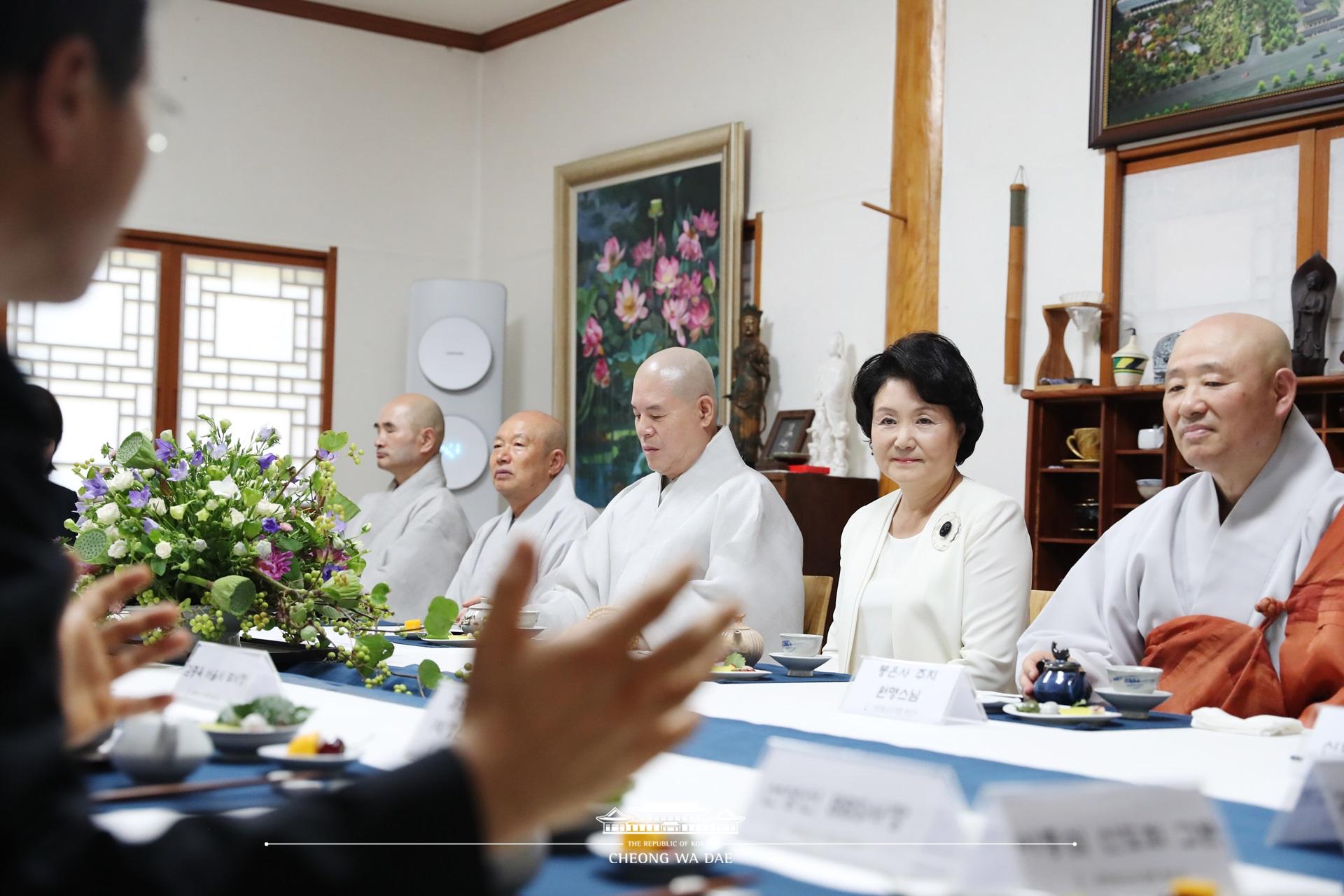 김정숙여사, 봉은사 전통문화 체험관 준공식