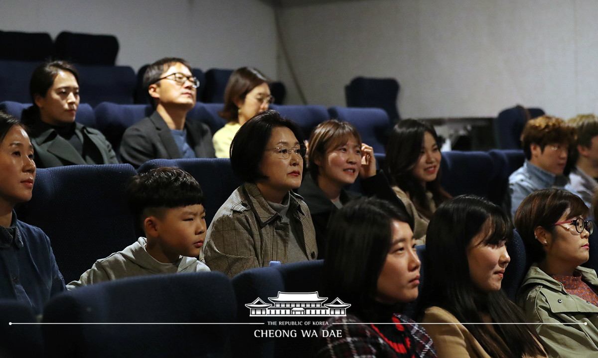 김정숙 여사, 영화 ‘칠곡가시나들’ 관람 및 간담회