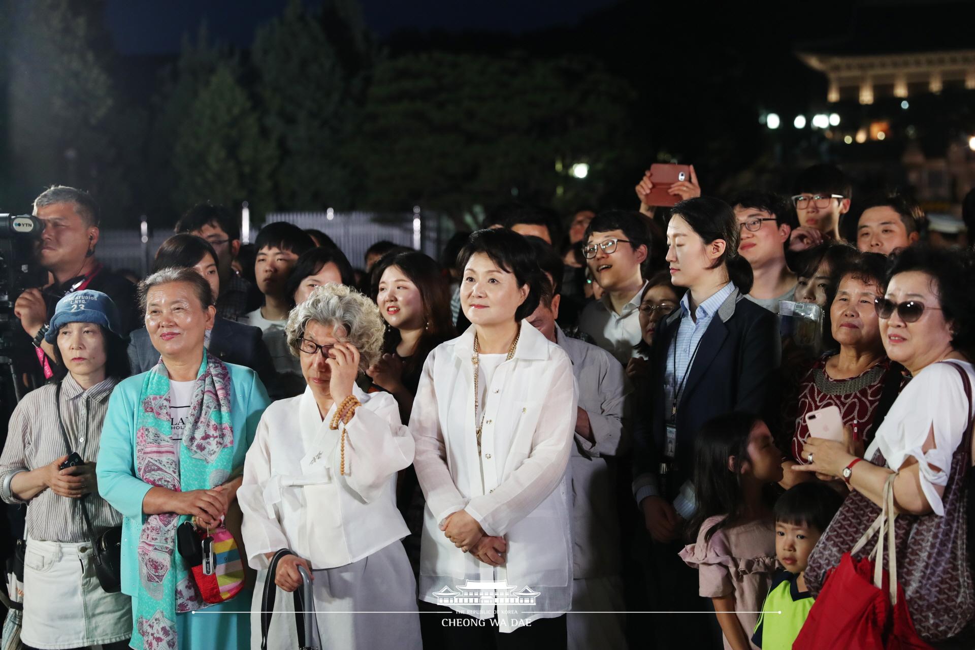 김정숙 여사님_열린 청와대 50년만의 한밤 산책