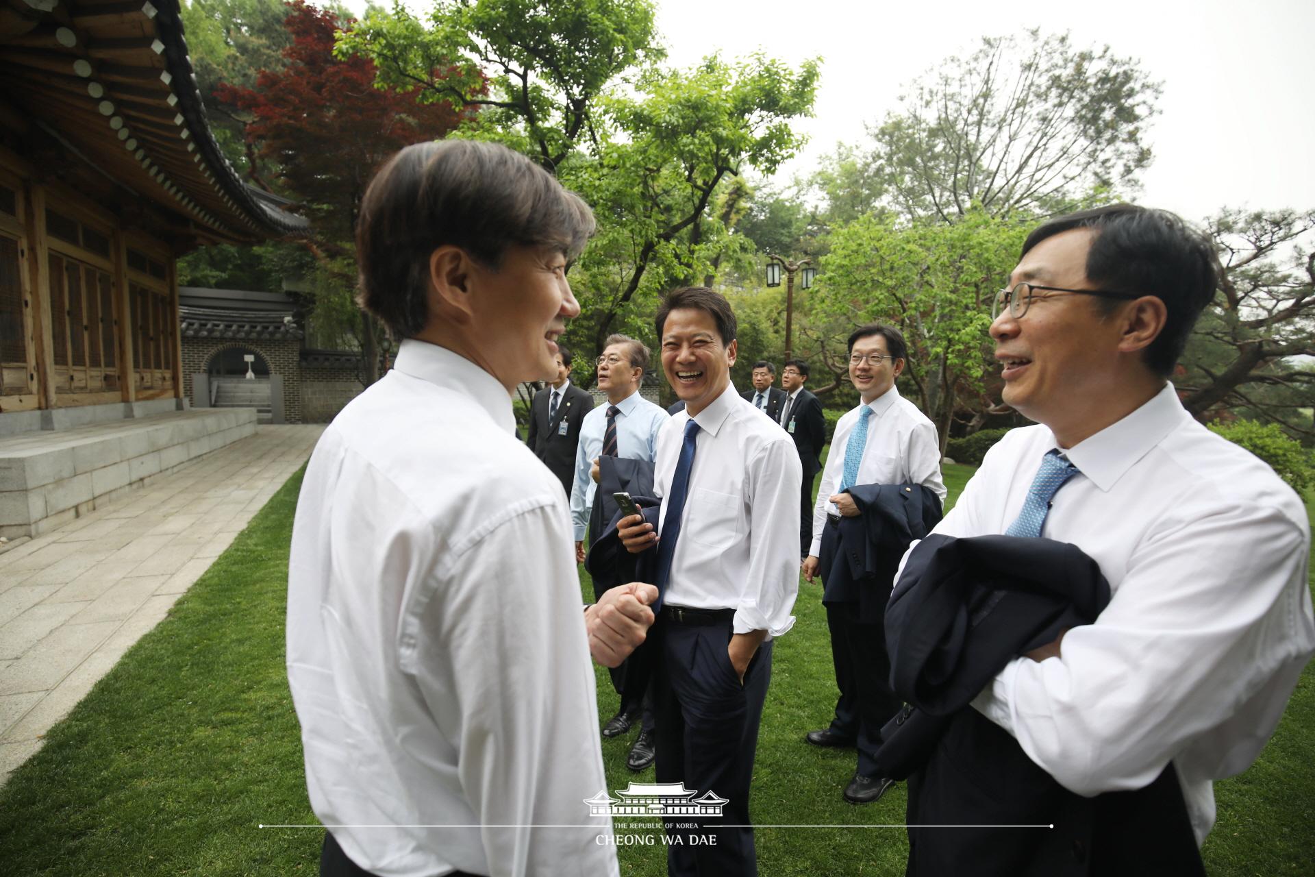 문재인 대통령_청와대 기능직원 오찬 및 산책 여민관