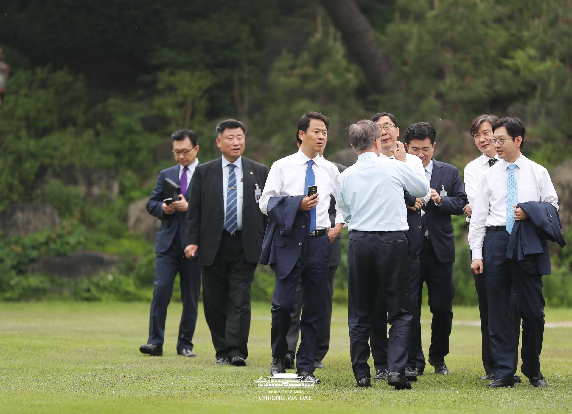 문재인 대통령_청와대 기능직원 오찬 및 산책 여민관