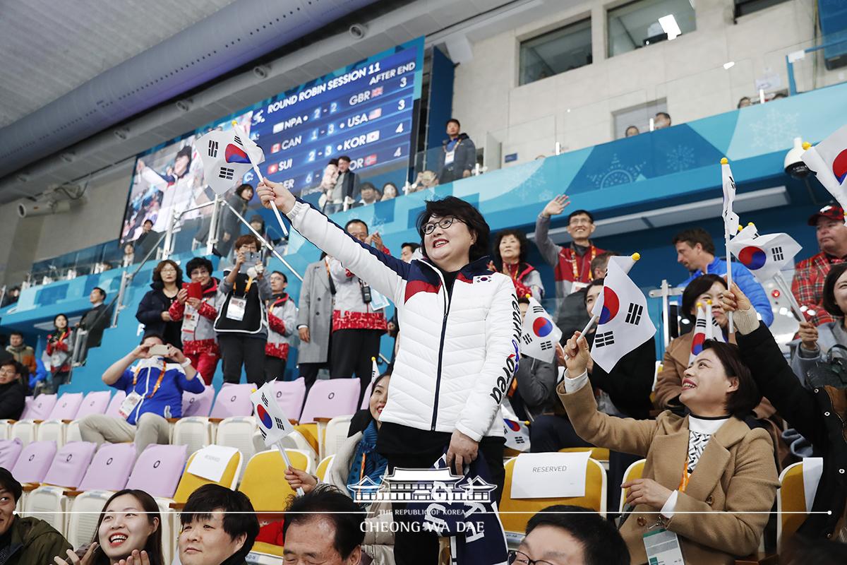 김정숙 여사, 페럴림픽 휠체어컬링 경기 관람