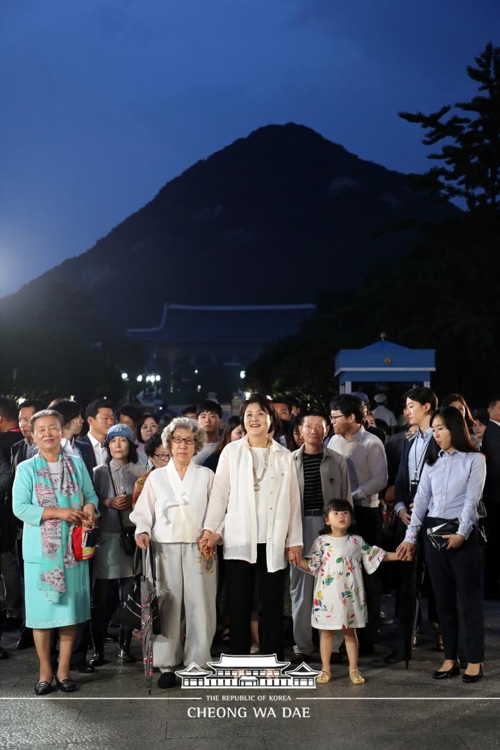 김정숙 여사님_열린 청와대 50년만의 한밤 산책