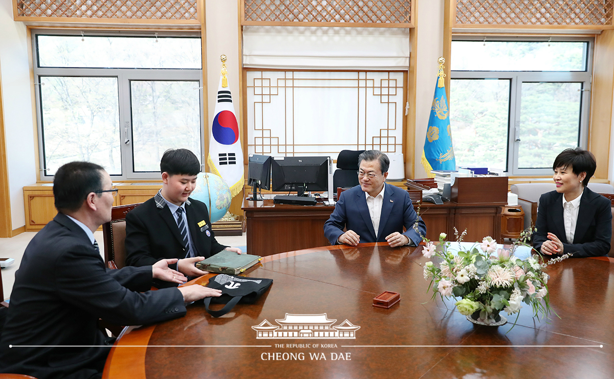 안중근의사 사건공판 속기록 등 기증한 학생 가족과 환담