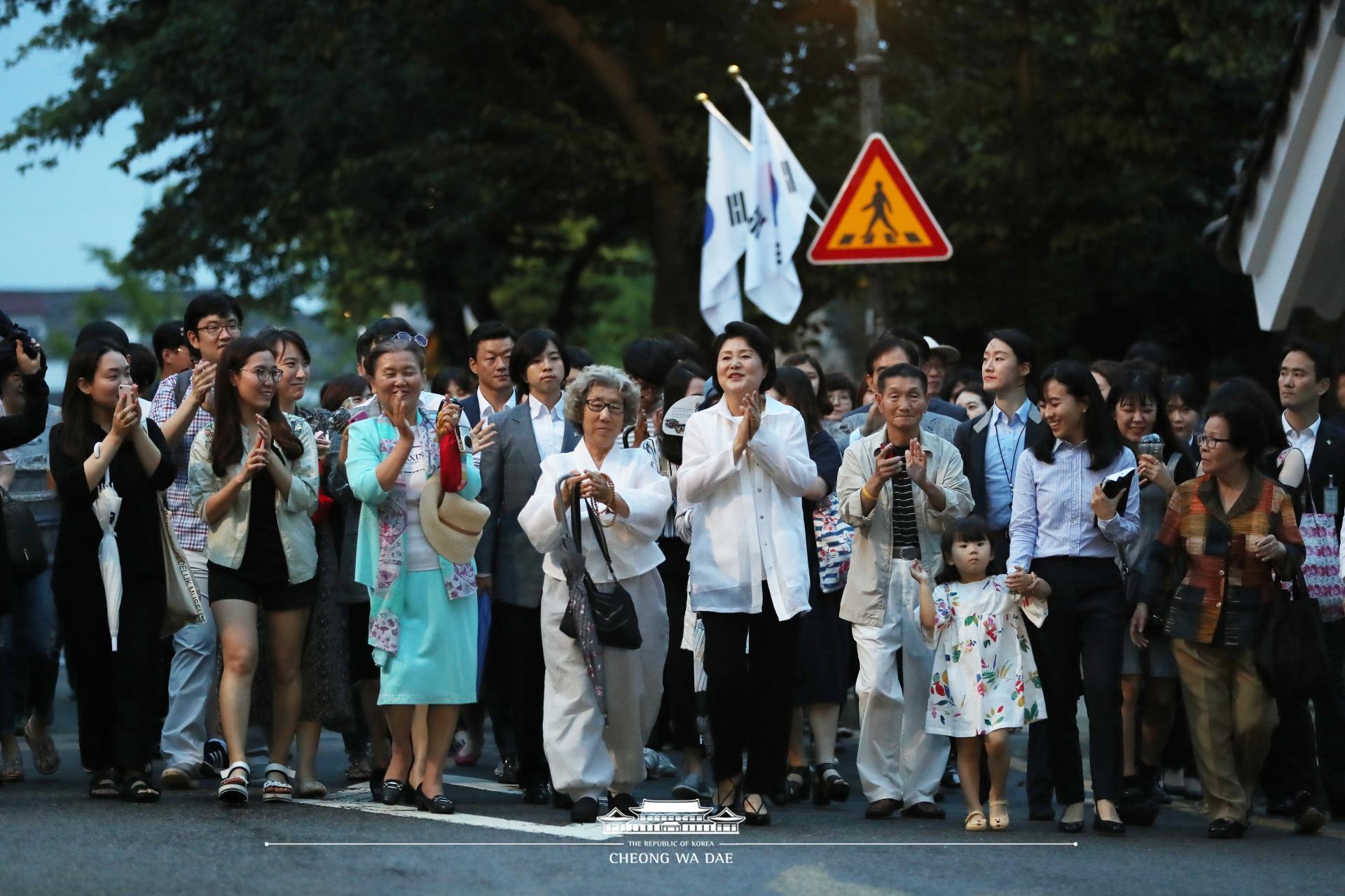 김정숙 여사님_열린 청와대 50년만의 한밤 산책