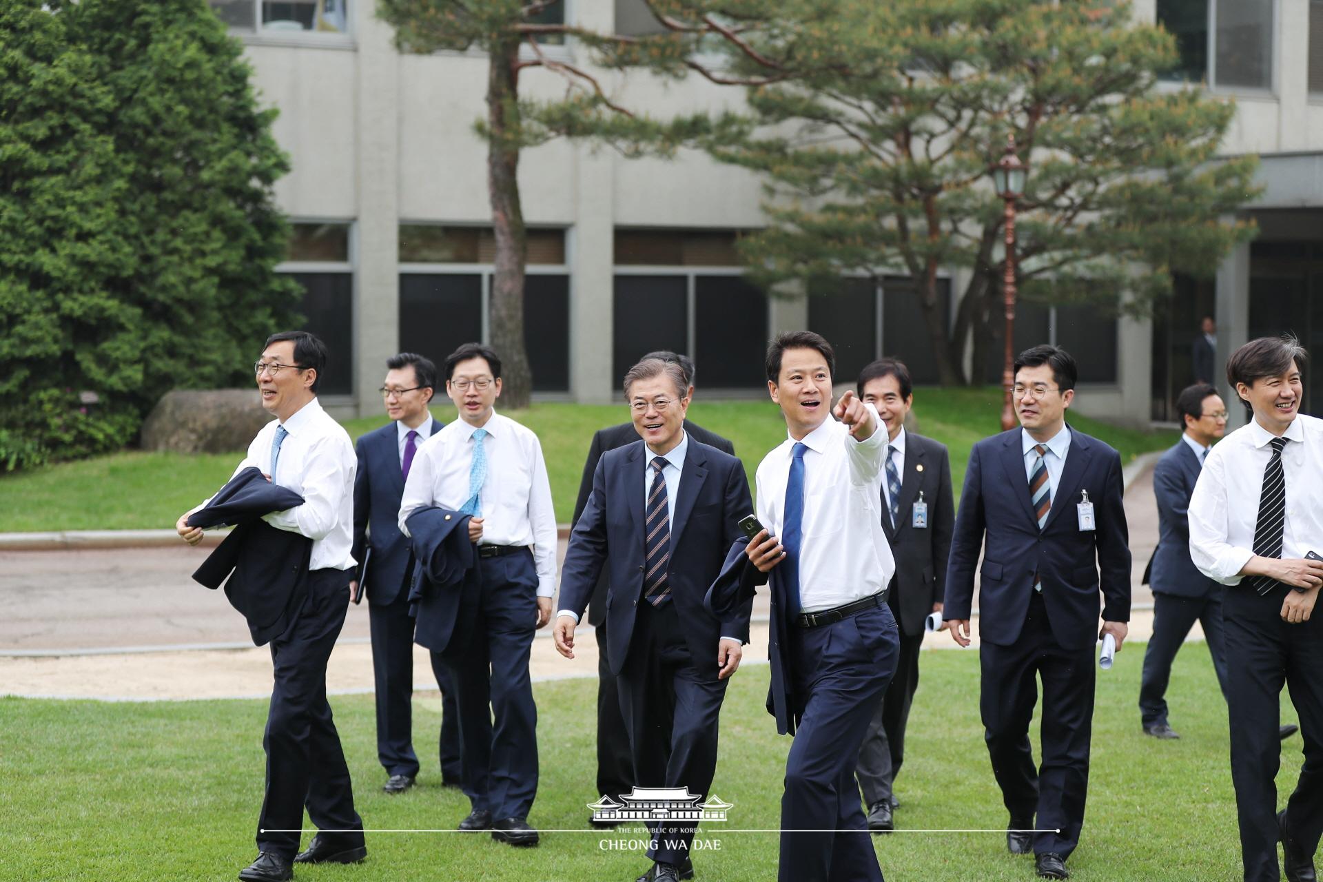 문재인 대통령_청와대 기능직원 오찬 및 산책 여민관