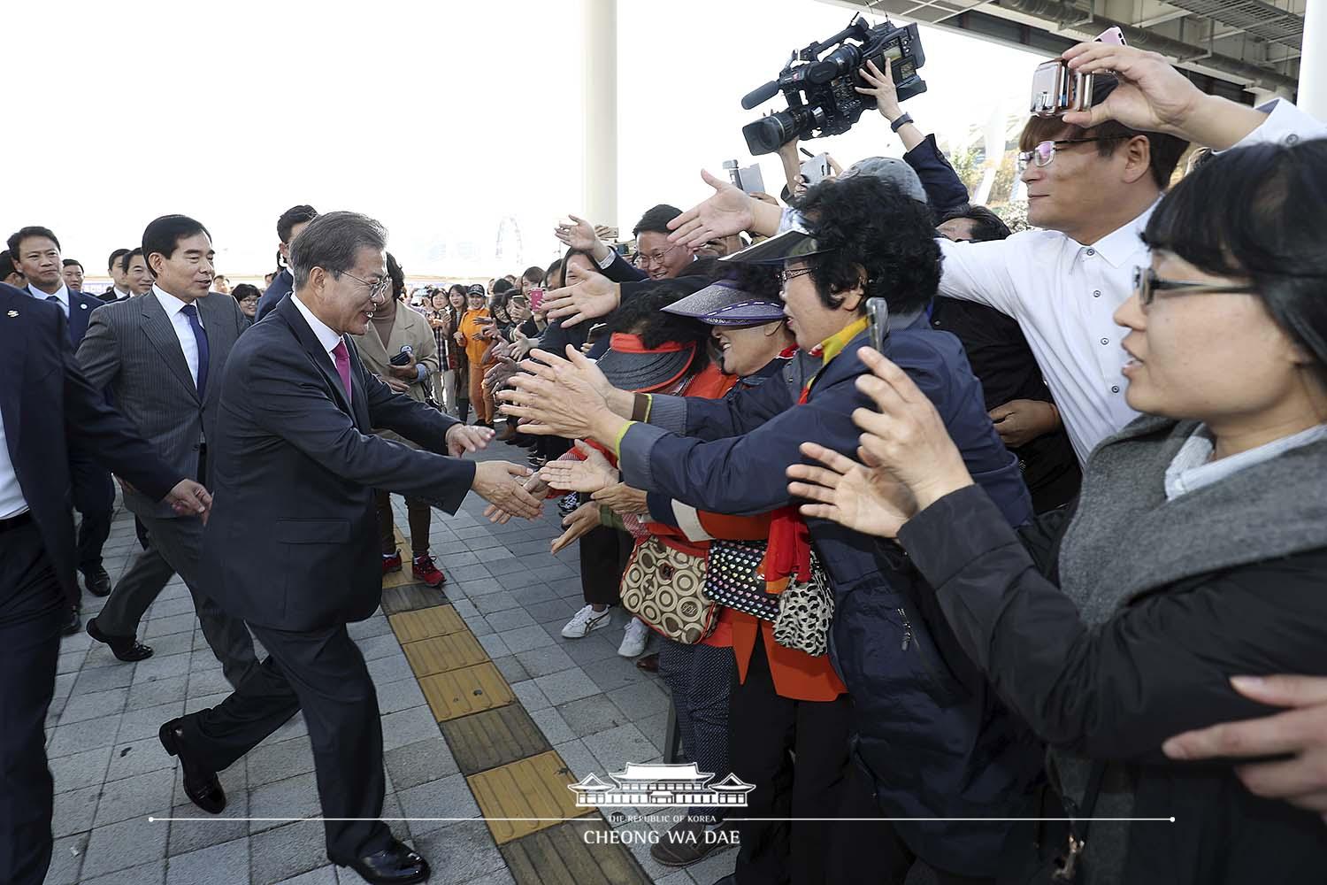 야외 전시관 순시(박람회)