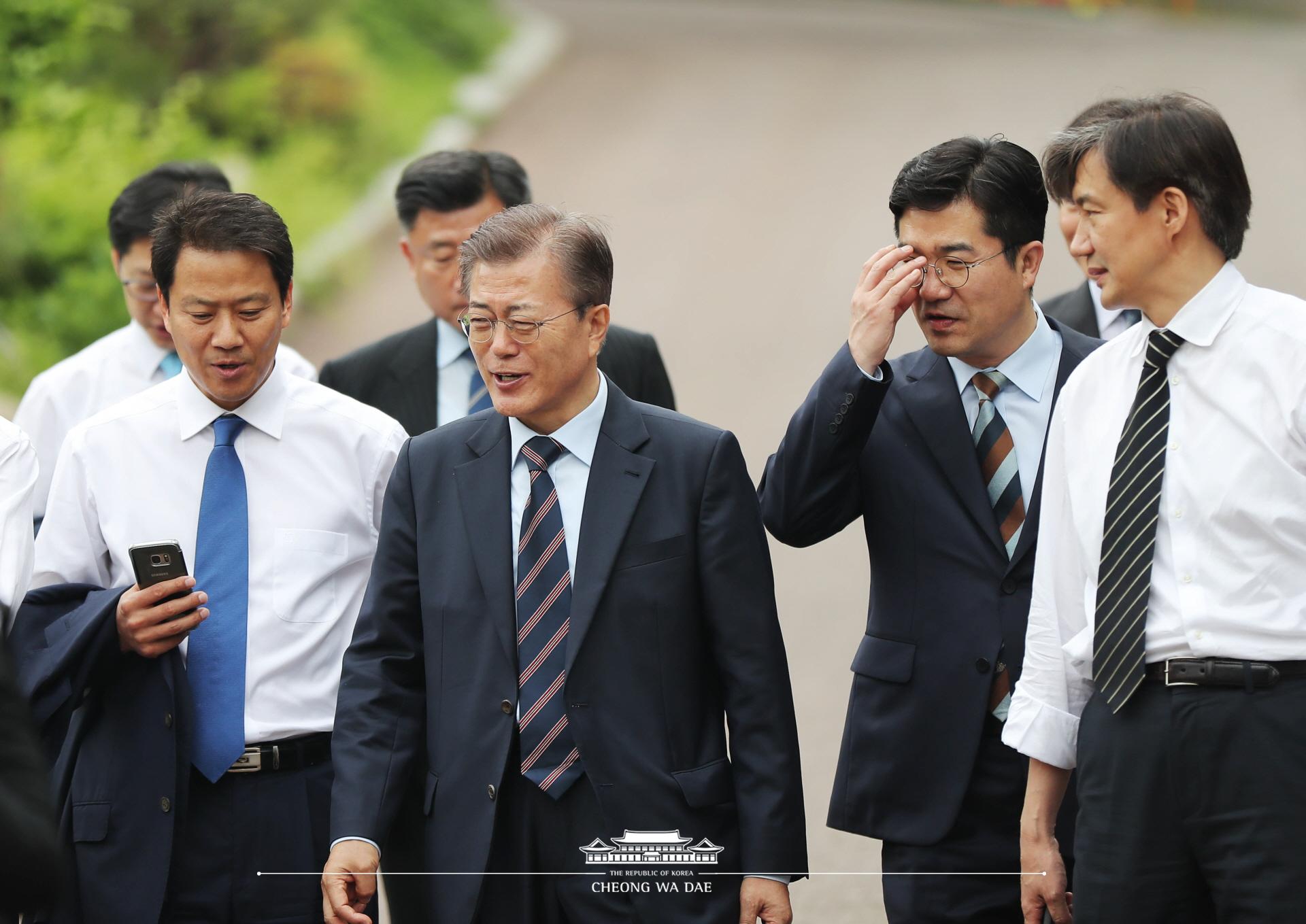 문재인 대통령_청와대 기능직원 오찬 및 산책 여민관