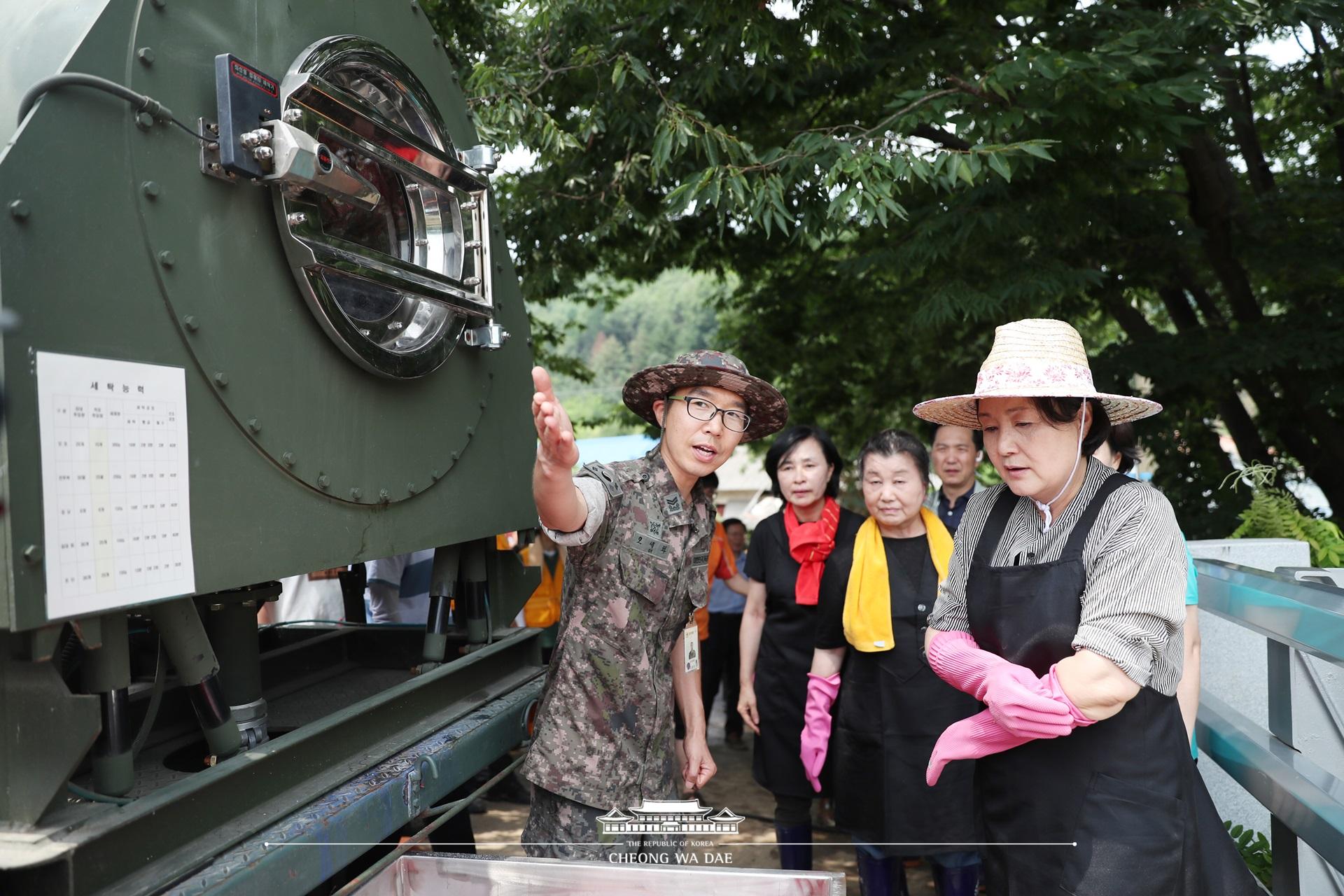 김정숙 여사, 청주 수해 피해지역 봉사