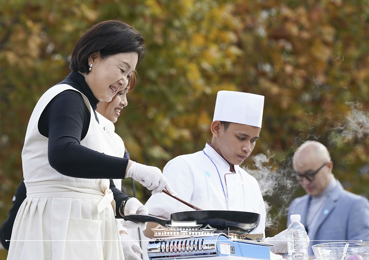 김정숙 여사, 한-아세안 푸드 스트리트 ‘아세안의 맛’ 방문