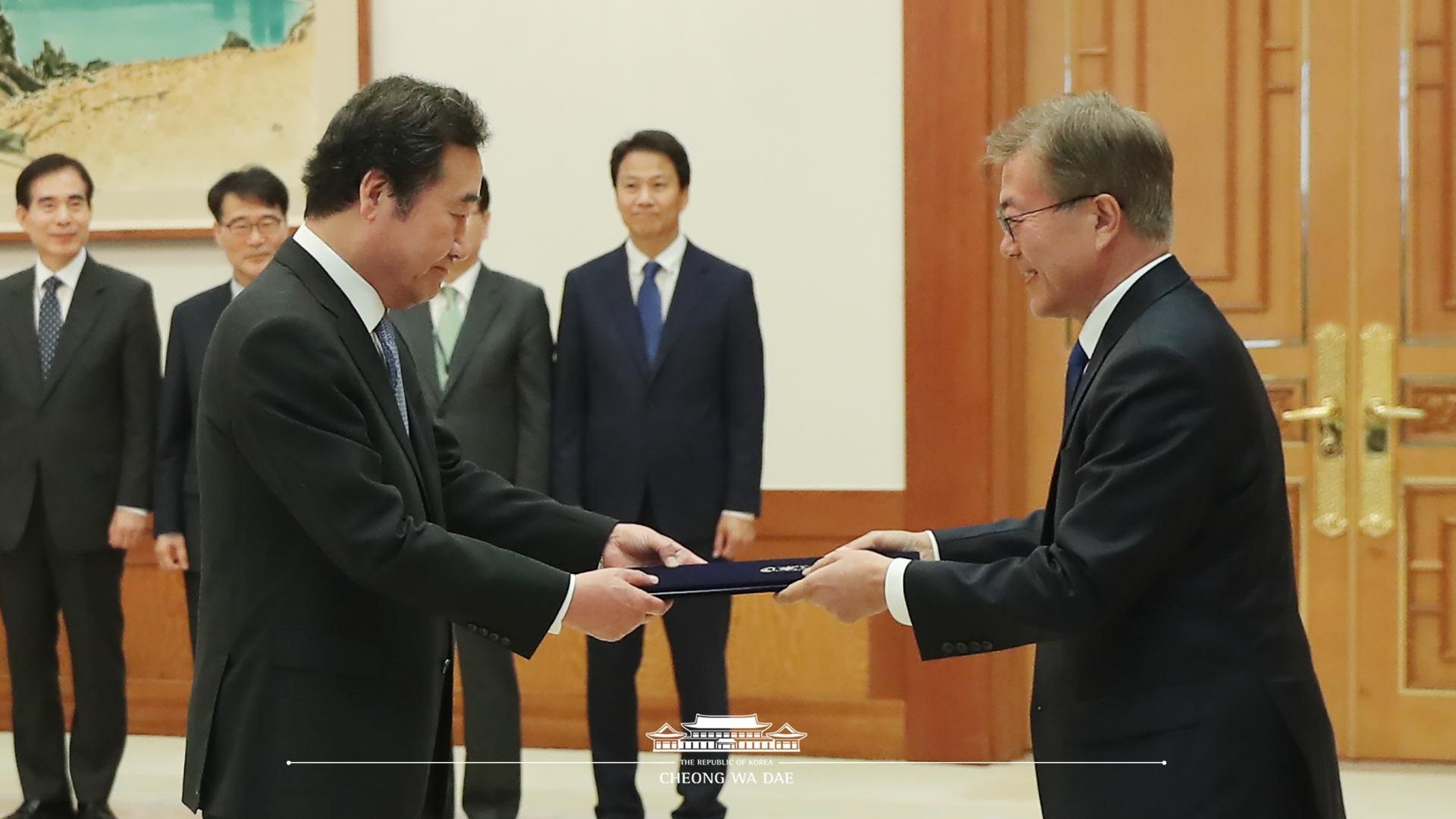 문재인 대통령_이낙연 총리 임명장 수여식