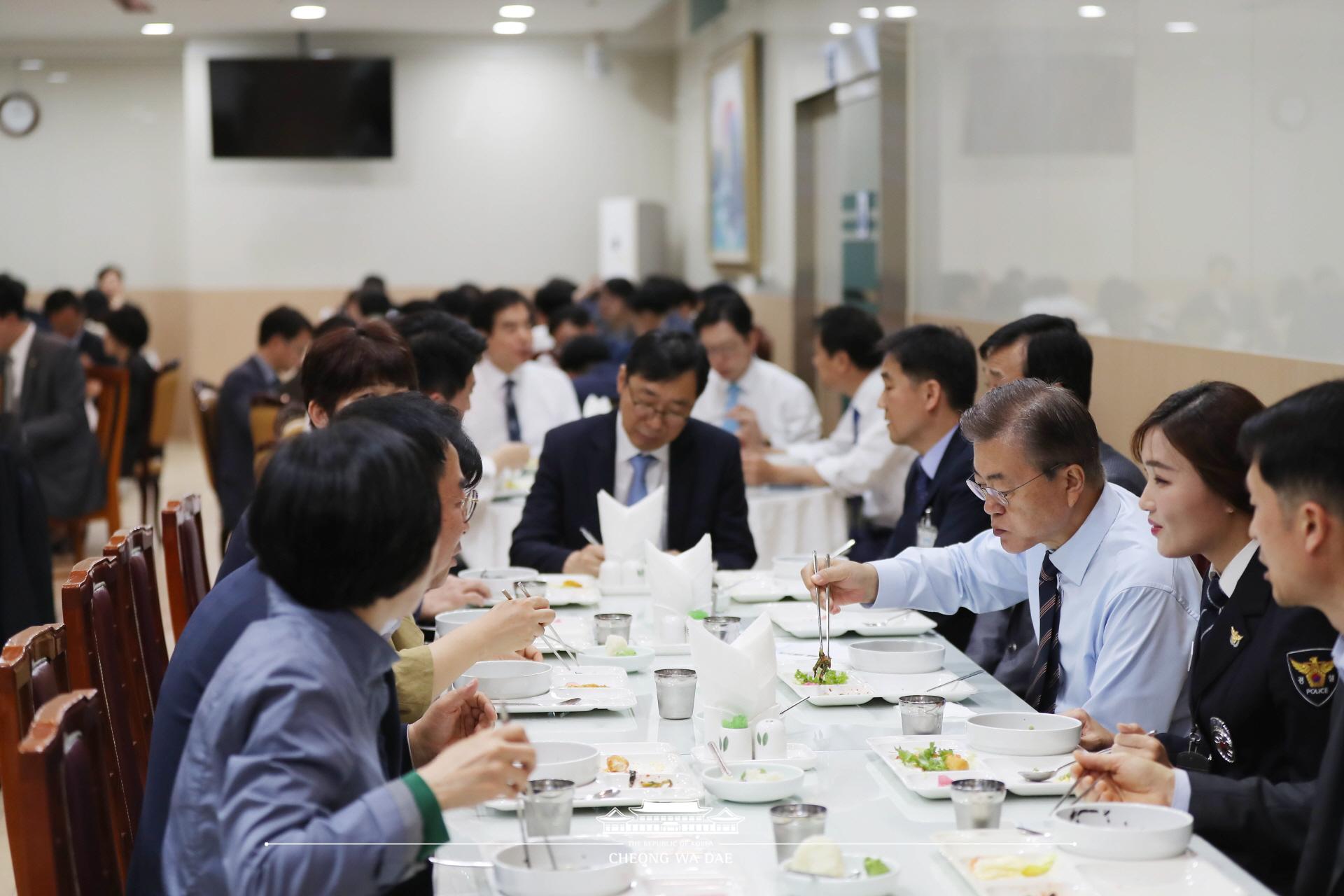 문재인 대통령_청와대 기능직원 오찬 및 산책 여민관