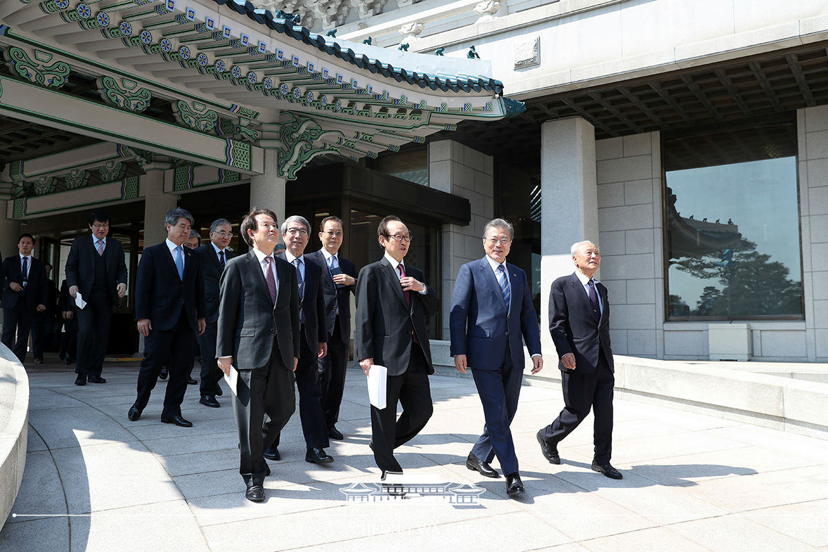 경제계 원로들과 경내 산책