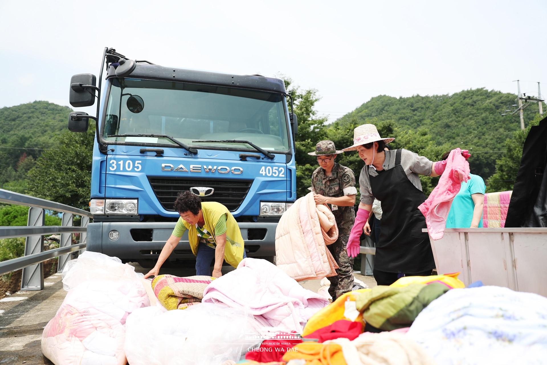 김정숙 여사, 청주 수해 피해지역 봉사