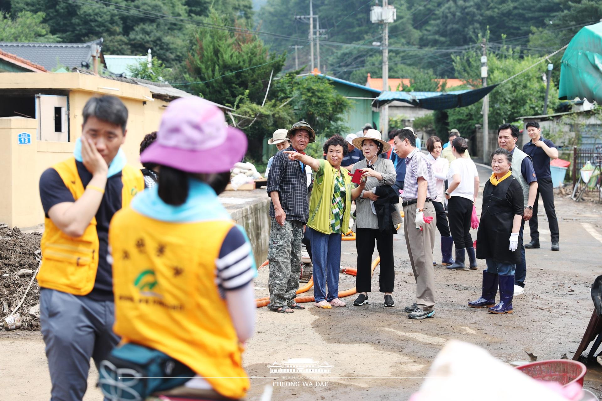 김정숙 여사, 청주 수해 피해지역 봉사