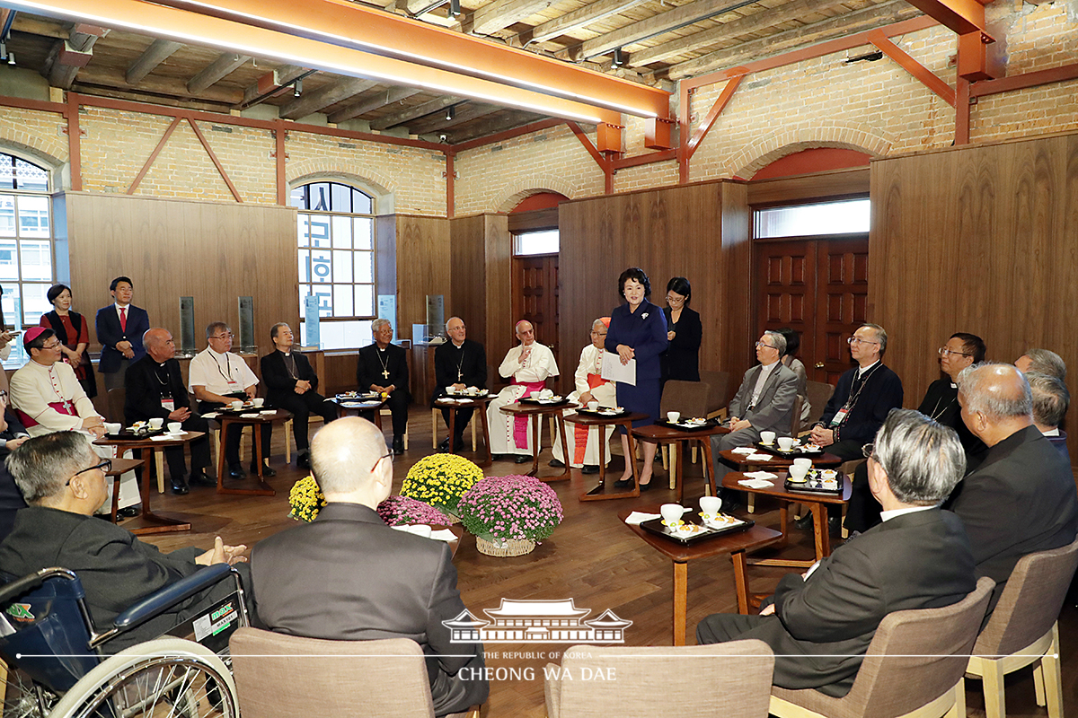 김정숙 여사, 천주교 서울 순례길 국제순례지 선포식 기념 아시아 주교단과 함께하는 미사 참석