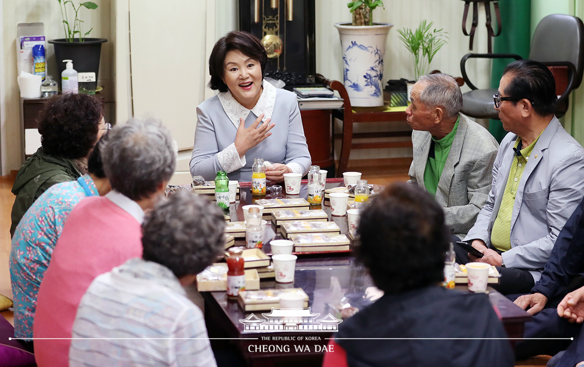 김정숙 여사, 경로당 방문