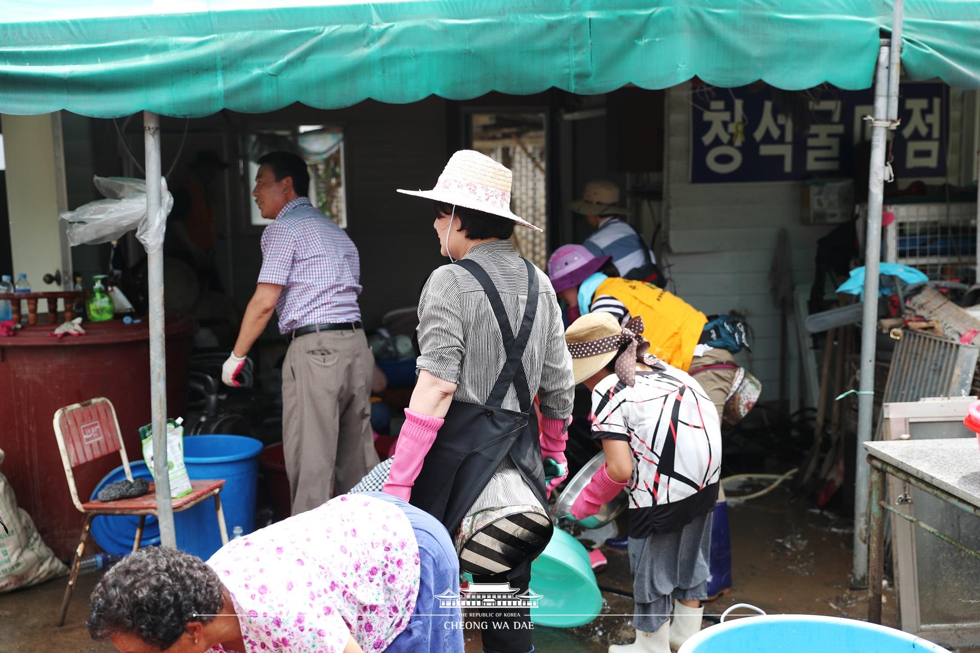 김정숙 여사, 청주 수해 피해지역 봉사