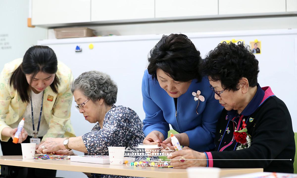 김정숙 여사, 어버이날 맞이 치매안심센터 현장 방문