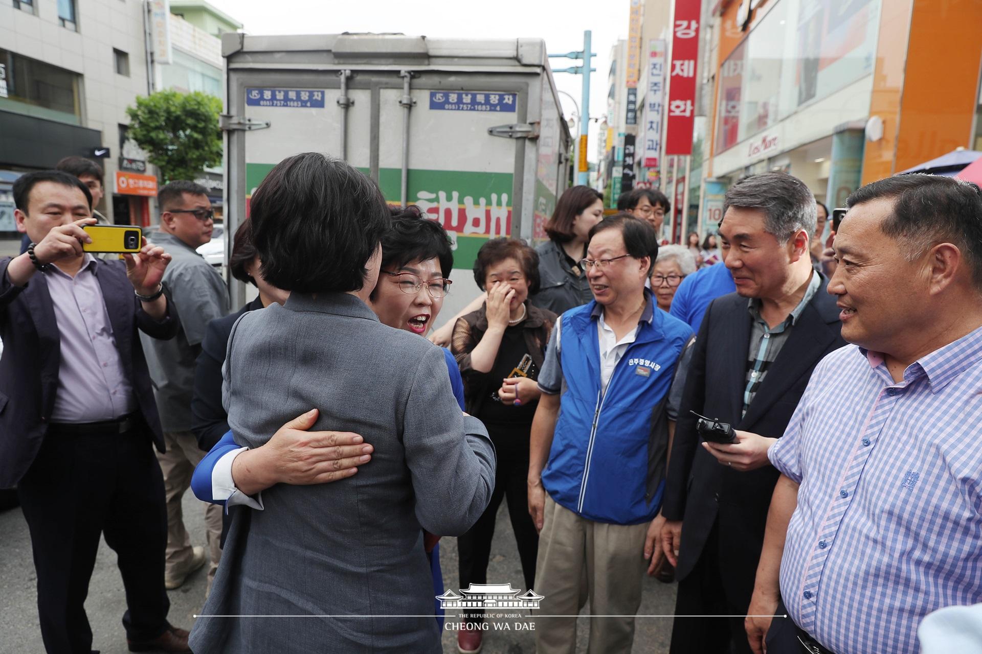 김정숙 여사_진주 중앙시장