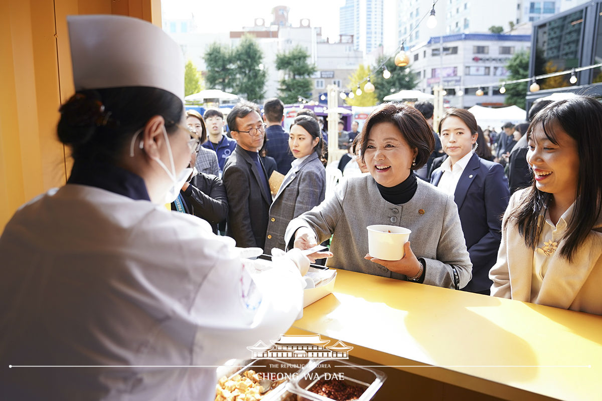 김정숙 여사, 한-아세안 푸드 스트리트 ‘아세안의 맛’ 방문