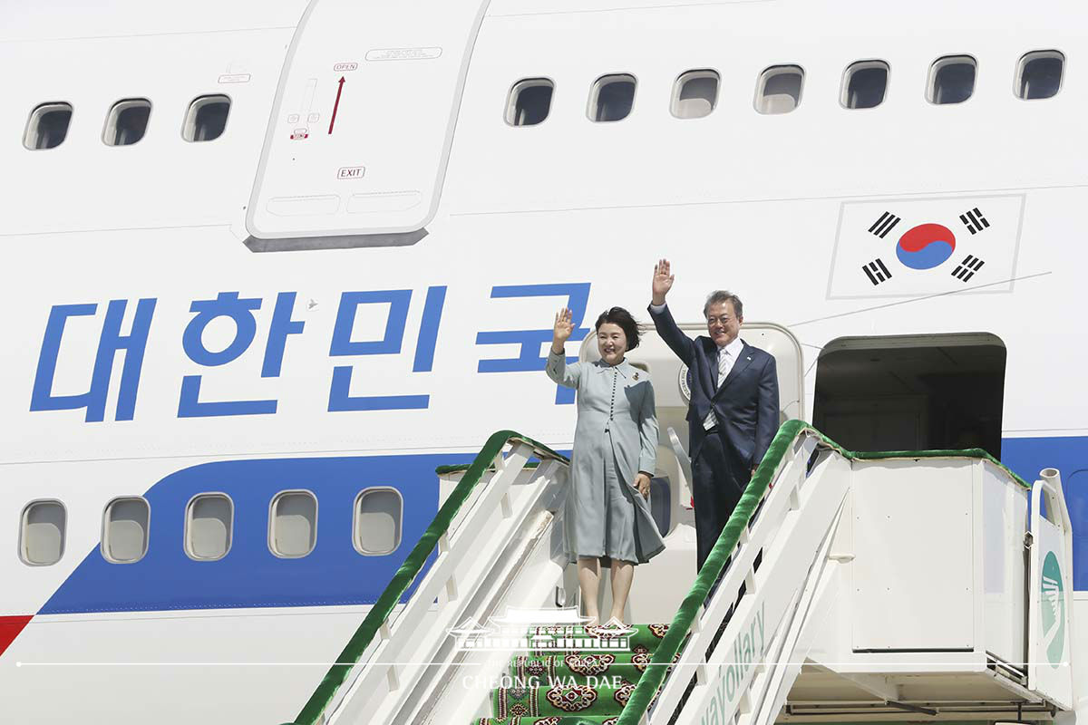 투르크멘바시 공항 출발 행사